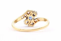 Bague Art Nouveau en or jaune et blanc sertie d'un saphir et de diamants