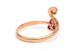 Bague Art Nouveau en or jaune 18 carats sertie d'une perle et de rubis de synthèse