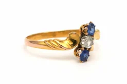 Bague Art Nouveau en or jaune 18 carats sertie de saphirs et d'un diamant