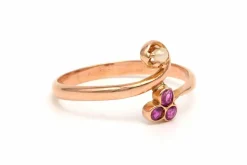 Bague Art Nouveau en or jaune 18 carats sertie d'une perle et de rubis de synthèse
