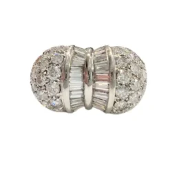 Bague au design contemporain du XXe siècle en or blanc 18 kt avec diamants
