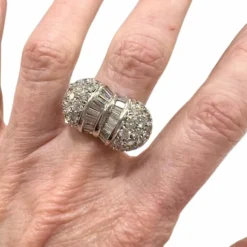 Bague au design contemporain du XXe siècle en or blanc 18 kt avec diamants