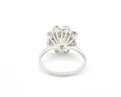Bague avec diamant central et contour