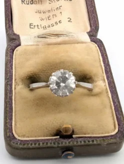 Bague avec diamant important monté sur structure en platine