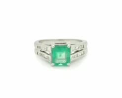 Bague avec diamants latéraux et émeraude