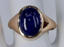 Bague avec lunette en saphir bleu cabochon