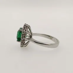 Bague avec émeraude de 2,48 ct et diamants