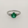 Bague avec émeraude en forme de larme et diamants