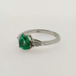 Bague avec émeraude en forme de larme et diamants