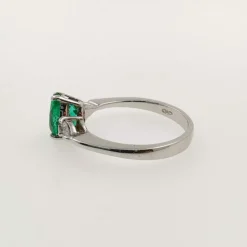 Bague avec émeraude en forme de larme et diamants