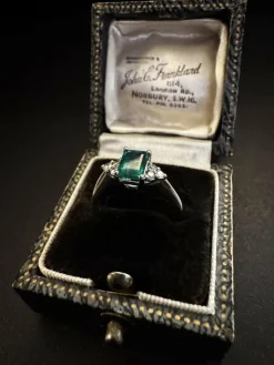 Bague avec émeraude et diamants