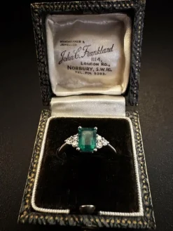 Bague avec émeraude et diamants