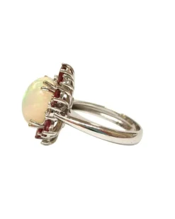 Bague avec Opale entourée de Rubis et Diamants