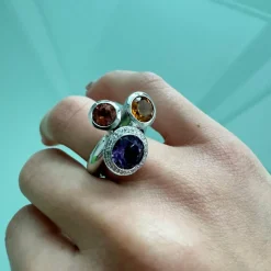 Bague avec pierres précieuses et diamants