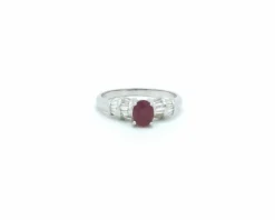 Bague avec rubis birman et diamants