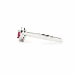 Bague avec rubis coeur ct 0,22 et diamants environnants