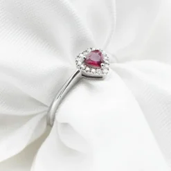 Bague avec rubis coeur ct 0,22 et diamants environnants