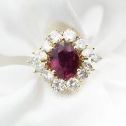 Bague avec rubis de Birmanie de 3,24 ct et diamants