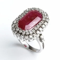 Bague avec rubis non chauffé et diamants