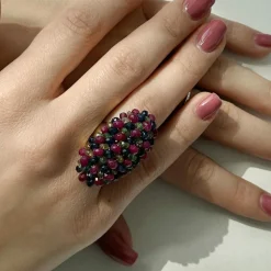 Bague avec rubis, saphirs et émeraudes
