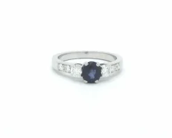 Bague avec saphir et diamants latéraux