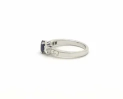Bague avec saphir et diamants latéraux