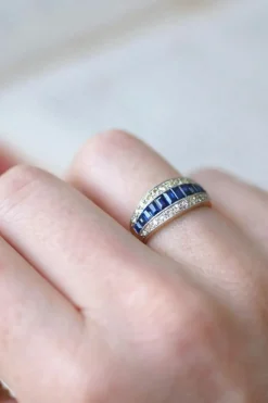 Bague Bandeau Art Deco Saphirs Calibrés et Diamants