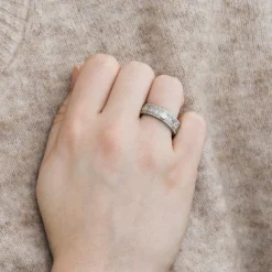 BAGUE BANDEAU OR BLANC ET DIAMANTS