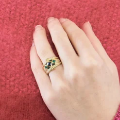 Bague bandeau or jaune, saphirs, émeraudes et diamants