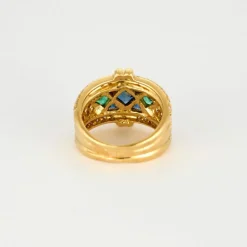 Bague bandeau or jaune, saphirs, émeraudes et diamants