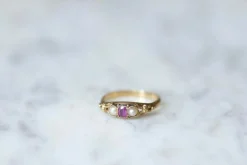 Bague bandeau rubis et perles sur or