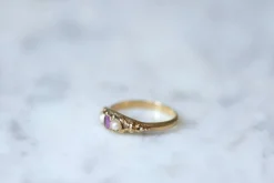 Bague bandeau rubis et perles sur or