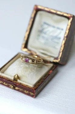 Bague bandeau rubis et perles sur or
