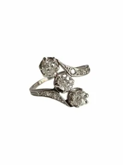 Bague Belle Epoque en platine sertie de 3 diamants