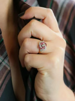 Bague Belle Epoque or jaune diamants rubis calibres