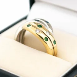 Bague bicolore diamants émeraude saphirs
