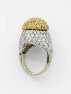 Bague bombée en or gris pavée diamants cognac