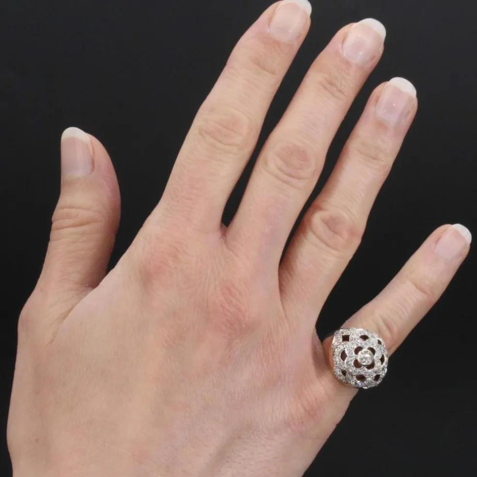 Bague boule ajourée d'un décor de fleur et diamants