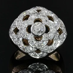 Bague boule ajourée d'un décor de fleur et diamants