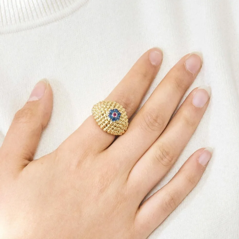 Bague boule vintage en or jaune 18K sertie de 6 saphirs et d'un rubis