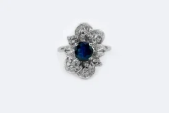 Bague bouquet en or blanc, diamants et saphir