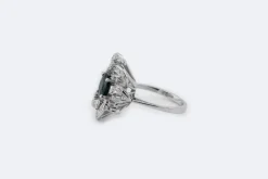 Bague bouquet en or blanc, diamants et saphir