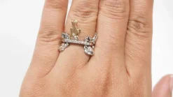 Bague breloques en or blanc et diamants