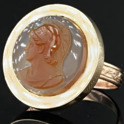 Bague camée sur agate ancienne