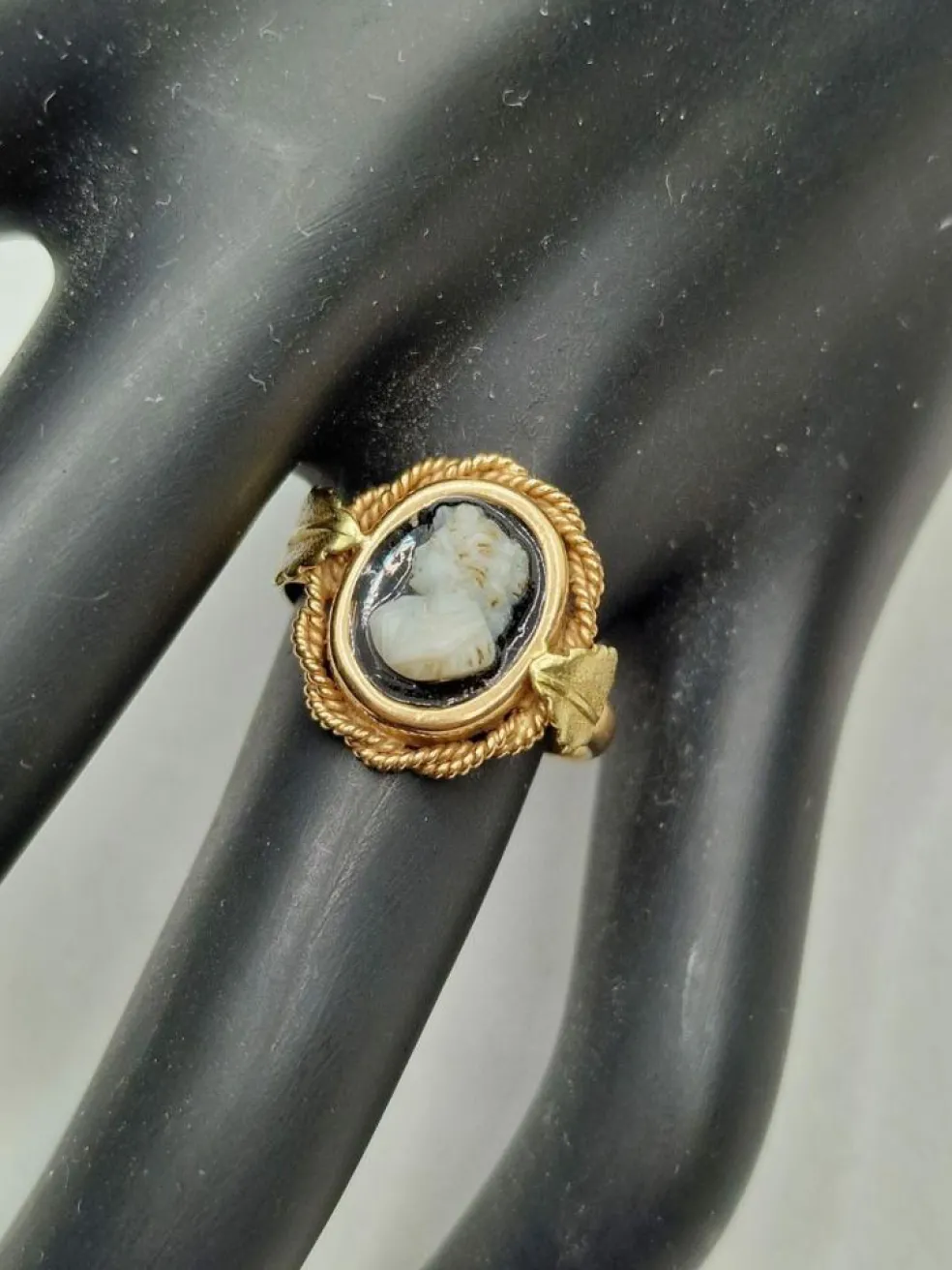 Bague camée vintage en or jaune des années 1960