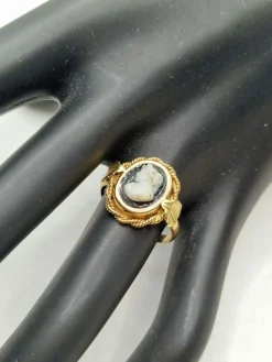 Bague camée vintage en or jaune des années 1960