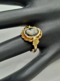 Bague camée vintage en or jaune des années 1960