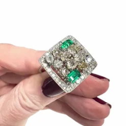 Bague carrée diamants émeraudes
