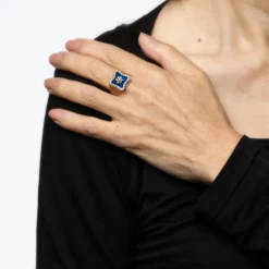 Bague carrée en or jaune, diamant et émail bleu royal