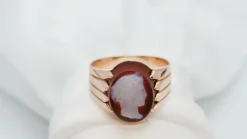 Bague chevalière années 50 en or rose et camée